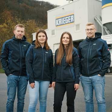 Junge Mitarbeiterinnen und Mitarbeiter vor dem Krieger-Gebäude – Symbol für Arbeitsplätze mit Zukunft