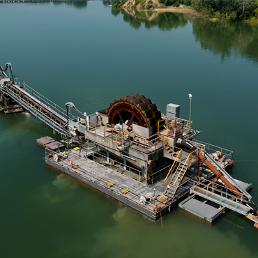 Innovative Schwimmbagger-Anlage als Symbol für unseren Fokus auf Entwicklung und Fortschritt