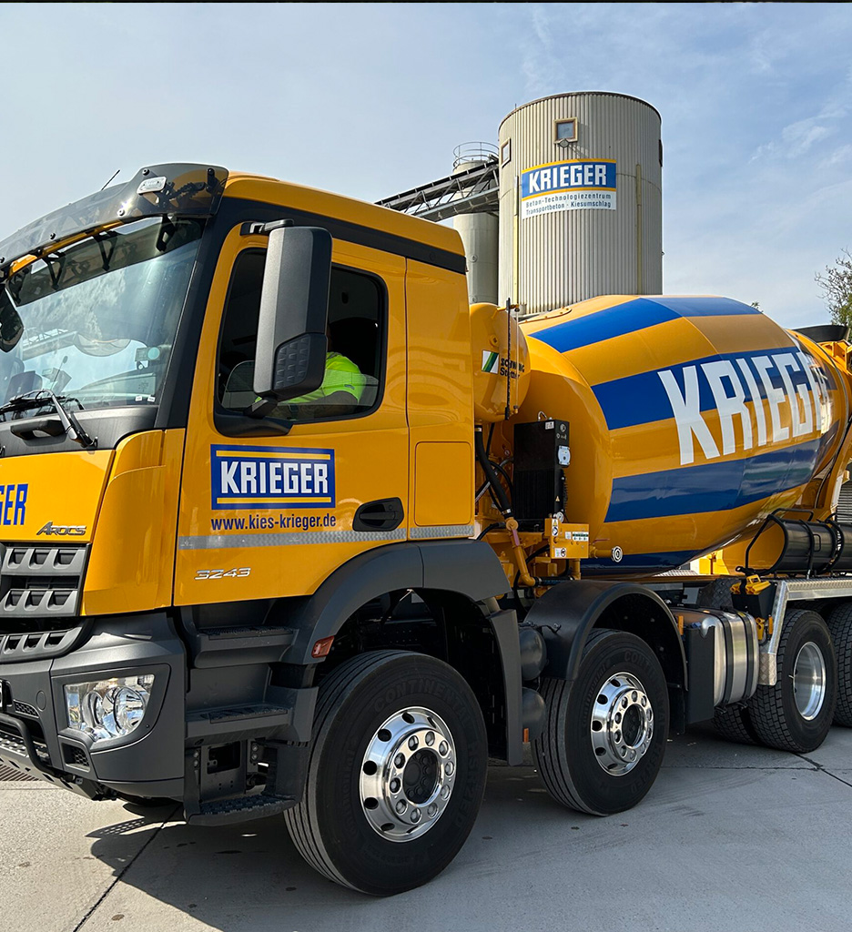 Krieger-Betonmischer-LKW vor dem Werk