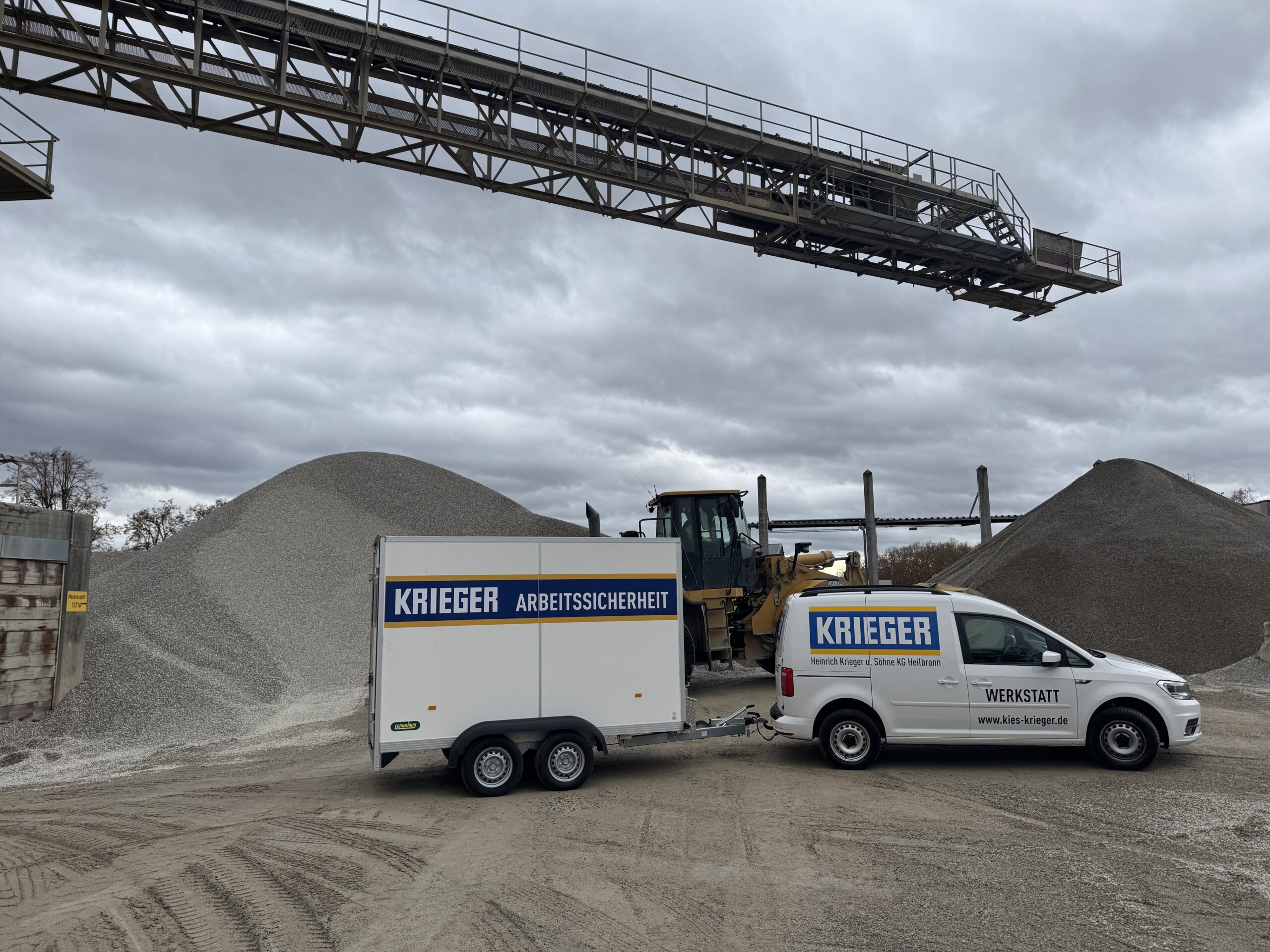 Das Auto des Kies Krieger Arbeitssicherheits-Dienstes parkt nahe der Kies-Lagerstätten.